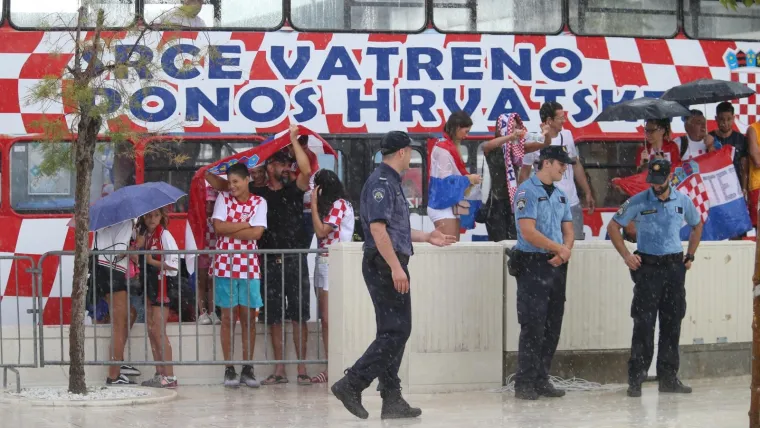 PROLOM OBLAKA NIJE POKVARIO DOČEK: Ni snažan pljusak nije mogao ugasiti euforiju u Splitu