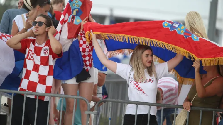 PROLOM OBLAKA NIJE POKVARIO DOČEK: Ni snažan pljusak nije mogao ugasiti euforiju u Splitu
