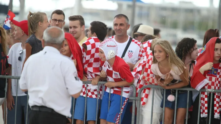 PROLOM OBLAKA NIJE POKVARIO DOČEK: Ni snažan pljusak nije mogao ugasiti euforiju u Splitu