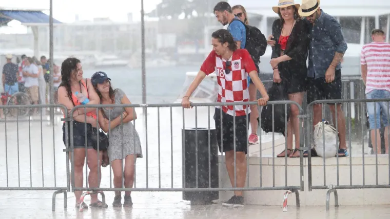 PROLOM OBLAKA NIJE POKVARIO DOČEK: Ni snažan pljusak nije mogao ugasiti euforiju u Splitu