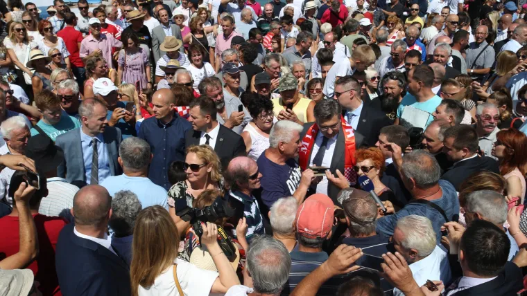 Stotine ljudi slave rje&scaron;enje gorućeg prometnog problema