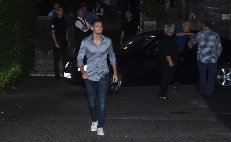 Nakon dočeka na trgu Vatreni slavlje nastavili u dru&scaron;tvu ljep&scaron;ih polovica u restoranu Okrugljak