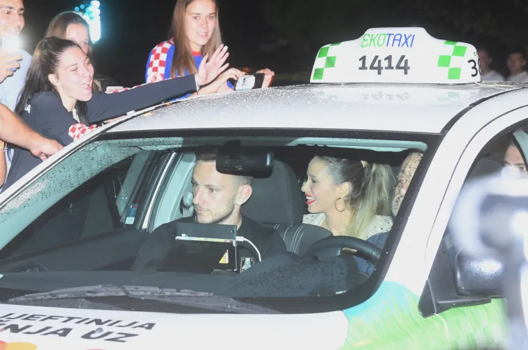 Nakon dočeka na trgu Vatreni slavlje nastavili u dru&scaron;tvu ljep&scaron;ih polovica u restoranu Okrugljak