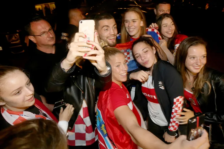 Nakon dočeka na trgu Vatreni slavlje nastavili u dru&scaron;tvu ljep&scaron;ih polovica u restoranu Okrugljak