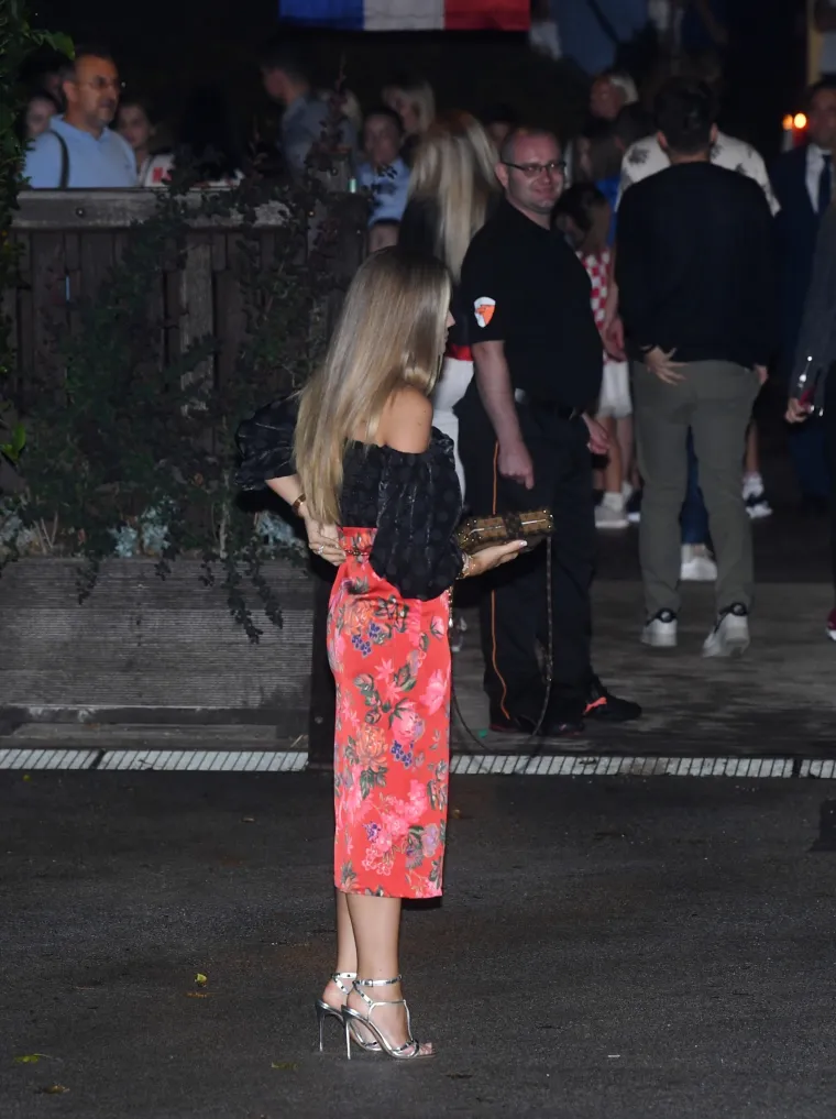 Nakon dočeka na trgu Vatreni slavlje nastavili u dru&scaron;tvu ljep&scaron;ih polovica u restoranu Okrugljak