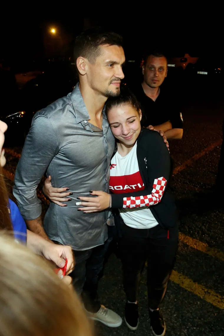 Nakon dočeka na trgu Vatreni slavlje nastavili u dru&scaron;tvu ljep&scaron;ih polovica u restoranu Okrugljak