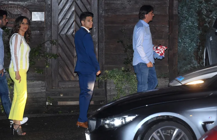 Nakon dočeka na trgu Vatreni slavlje nastavili u dru&scaron;tvu ljep&scaron;ih polovica u restoranu Okrugljak