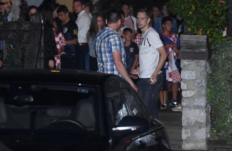 Nakon dočeka na trgu Vatreni slavlje nastavili u dru&scaron;tvu ljep&scaron;ih polovica u restoranu Okrugljak