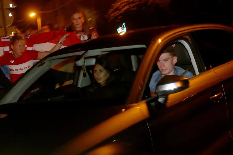 Nakon dočeka na trgu Vatreni slavlje nastavili u dru&scaron;tvu ljep&scaron;ih polovica u restoranu Okrugljak