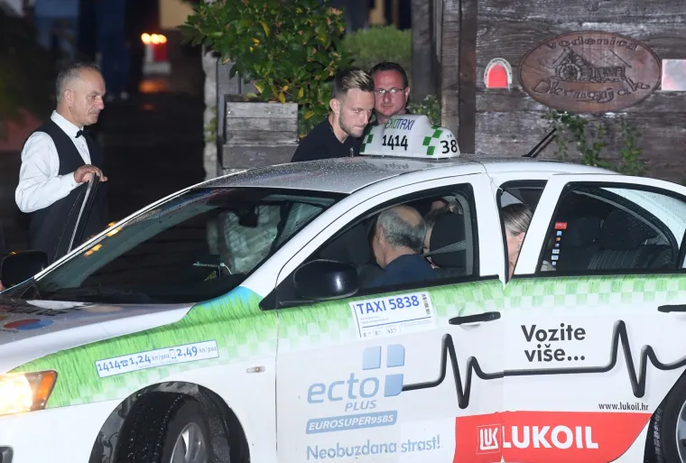 Nakon dočeka na trgu Vatreni slavlje nastavili u dru&scaron;tvu ljep&scaron;ih polovica u restoranu Okrugljak