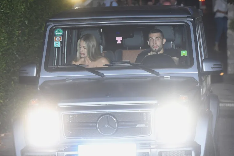 Nakon dočeka na trgu Vatreni slavlje nastavili u dru&scaron;tvu ljep&scaron;ih polovica u restoranu Okrugljak