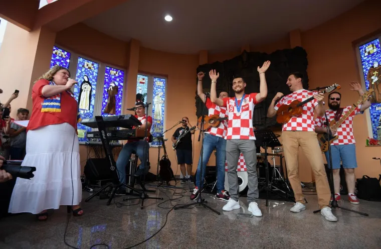 Vjernici iz Župa svetoga Antuna Padovanskog pripremili doček za hrvatskog reprezentativca Matea Kovačića.