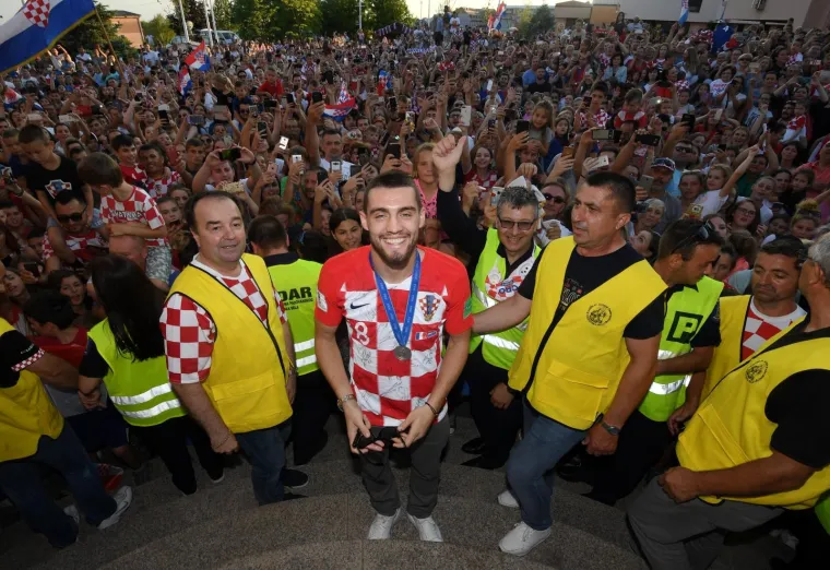 Vjernici iz Župa svetoga Antuna Padovanskog pripremili doček za hrvatskog reprezentativca Matea Kovačića.