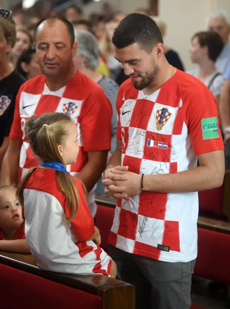 Vjernici iz Župa svetoga Antuna Padovanskog pripremili doček za hrvatskog reprezentativca Matea Kovačića.