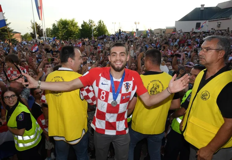 Vjernici iz Župa svetoga Antuna Padovanskog pripremili doček za hrvatskog reprezentativca Matea Kovačića.