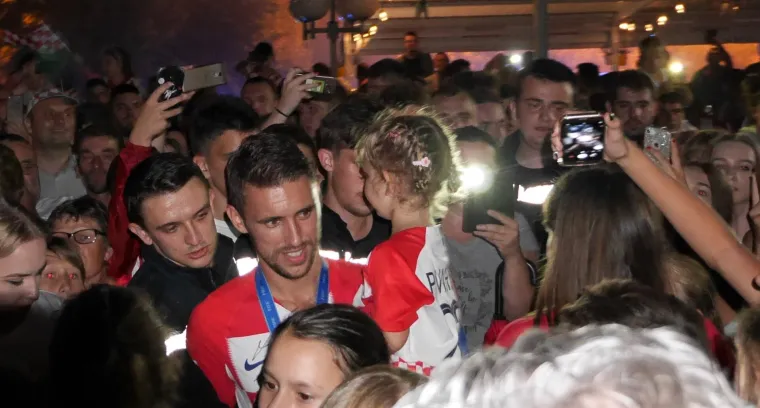 Pivarić se obratio okupljenima navijačima i zahvalio im na prekrasnom dočeku