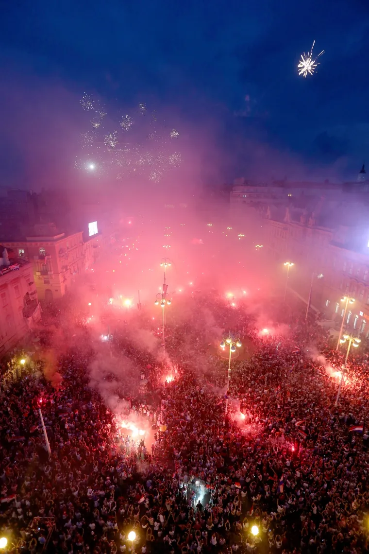 FOTO Ovi su prizori s Trga obi&scaron;li svijet: Navijači priredili scene koje će se dugo pamtiti