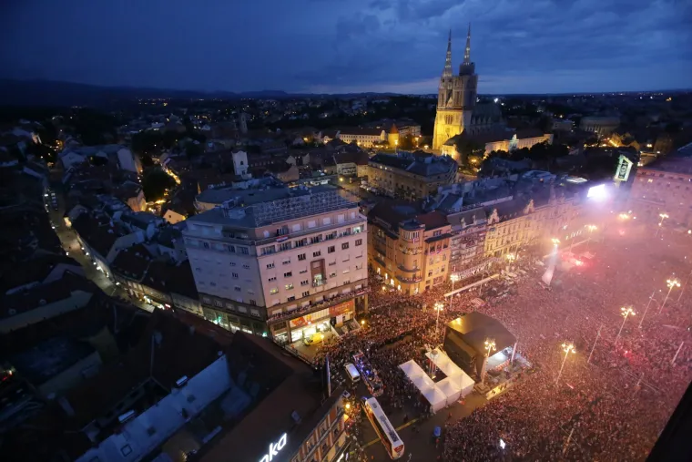 FOTO Ovi su prizori s Trga obi&scaron;li svijet: Navijači priredili scene koje će se dugo pamtiti