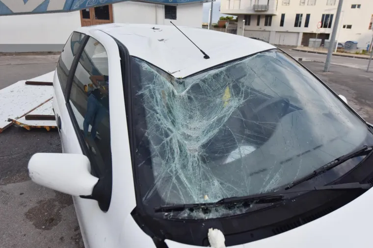 VELIKA MATERIJALNA ŠTETA NAKON OLUJE U ŠIBENIKU: Pogledajte iščupana stabla i uništene automobile na ulicama