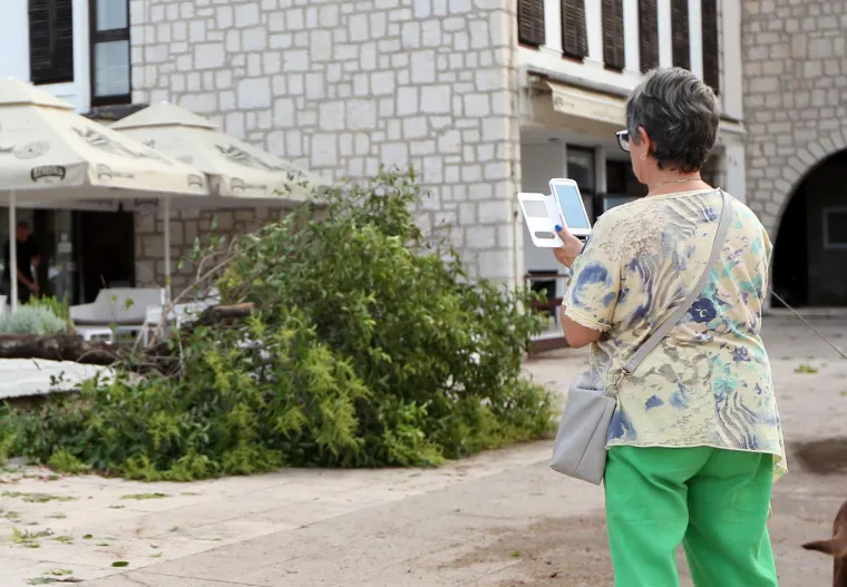 VELIKA MATERIJALNA ŠTETA NAKON OLUJE U ŠIBENIKU: Pogledajte iščupana stabla i uništene automobile na ulicama
