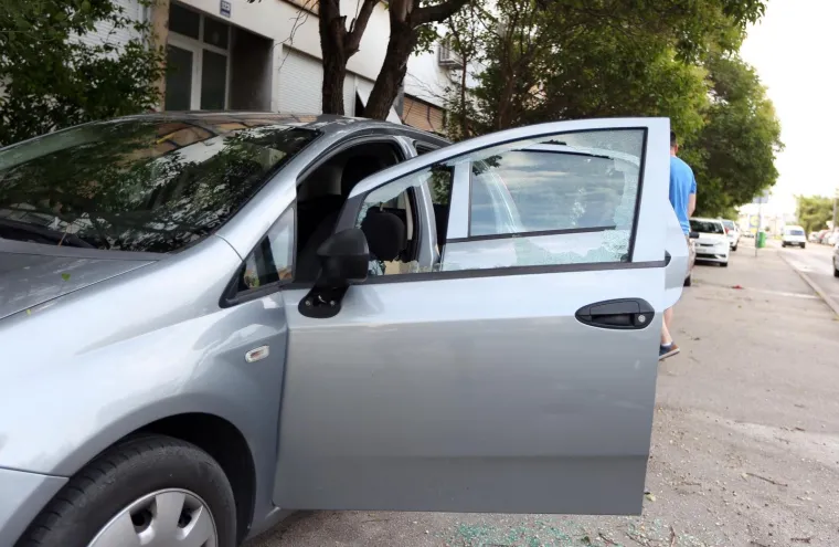 VELIKA MATERIJALNA ŠTETA NAKON OLUJE U ŠIBENIKU: Pogledajte iščupana stabla i uništene automobile na ulicama