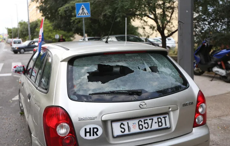 VELIKA MATERIJALNA ŠTETA NAKON OLUJE U ŠIBENIKU: Pogledajte iščupana stabla i uništene automobile na ulicama