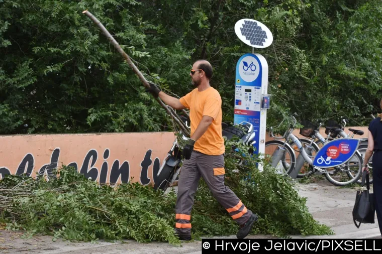 VELIKA MATERIJALNA ŠTETA NAKON OLUJE U ŠIBENIKU: Pogledajte iščupana stabla i uništene automobile na ulicama