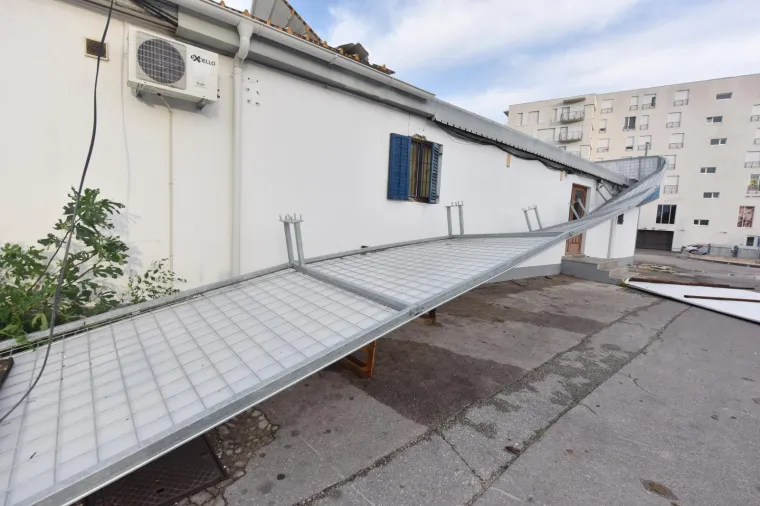 VELIKA MATERIJALNA ŠTETA NAKON OLUJE U ŠIBENIKU: Pogledajte iščupana stabla i uništene automobile na ulicama