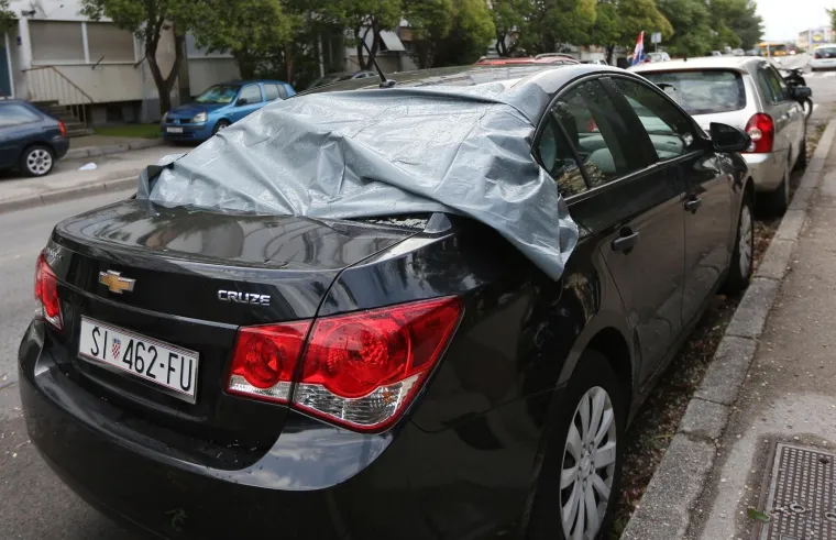 Nevrijeme pogodilo &scaron;ibensko područje, te  izazvalo veliku materijalnu &scaron;tetu 17.07.2018., Sibenik - Jako nevrijeme pogodilo je nocas sibensko podrucje te je izazvalo veliku materijalnu stetu. 
Photo: Dusko Jaramaz/PIXSELL