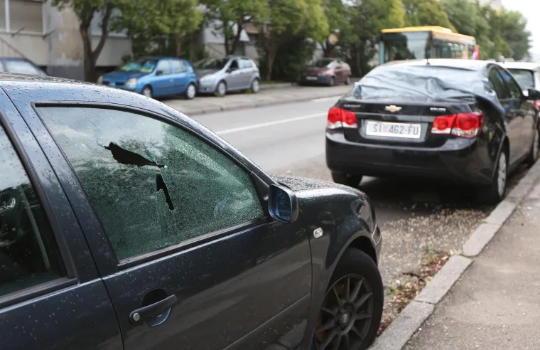 VELIKA MATERIJALNA &Scaron;TETA NAKON OLUJE U &Scaron;IBENIKU: Pogledajte i&scaron;čupana stabla i uni&scaron;tene automobile na ulicama