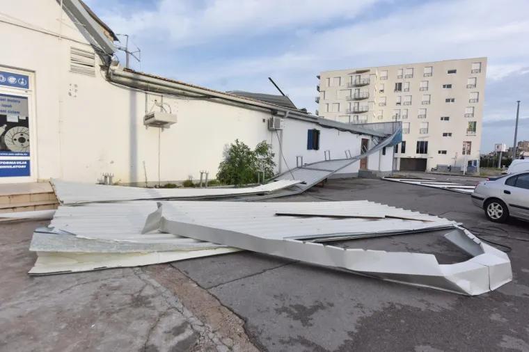 VELIKA MATERIJALNA &Scaron;TETA NAKON OLUJE U &Scaron;IBENIKU: Pogledajte i&scaron;čupana stabla i uni&scaron;tene automobile na ulicama