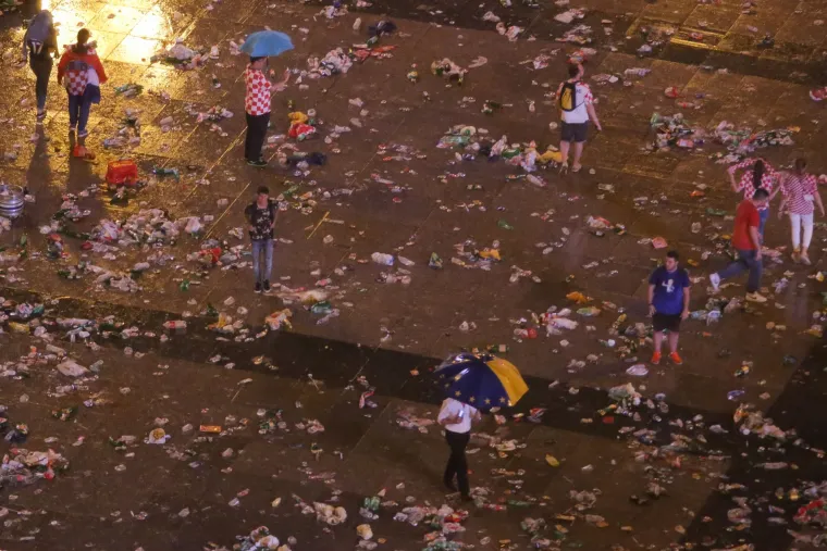 FOTO Pogledajte kako je Trg izgledao nakon &scaron;to su navijači oti&scaron;li kućama