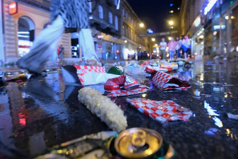 FOTO Pogledajte kako je Trg izgledao nakon &scaron;to su navijači oti&scaron;li kućama