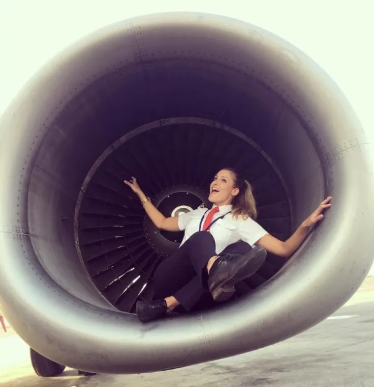 Danas Sara radi jedan od najuzbudljivijih poslova, a uz izuzetnu sposobnost - prekrasno izgleda.