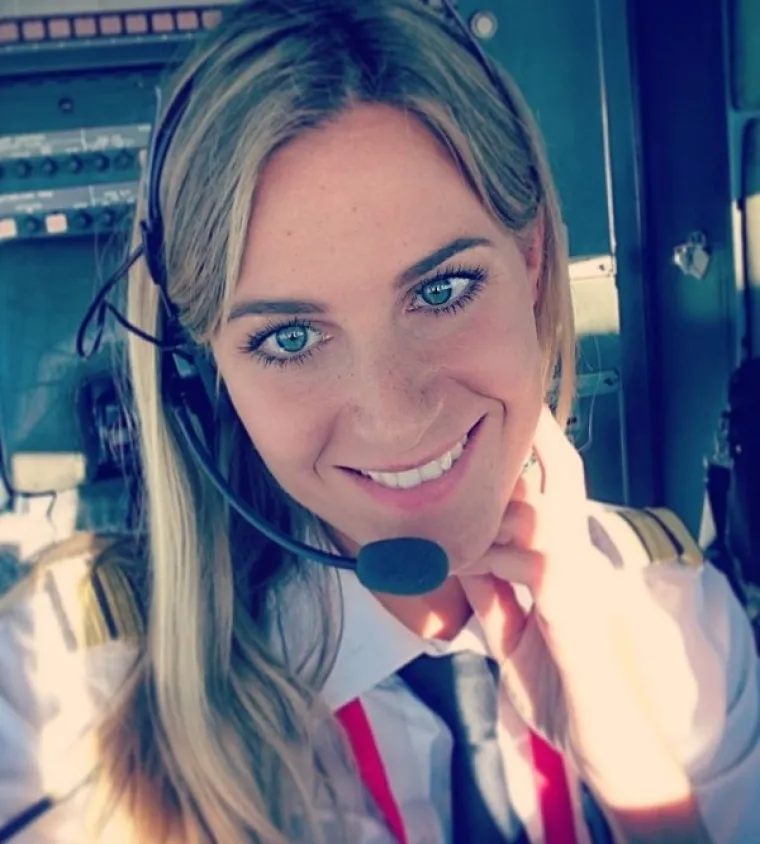 SVI SE AVIONI DIŽU KAD ONA SPUSTI ODJEĆU: Sa seksi pilotkinjom Sarom nema straha od iznenadnog padanja