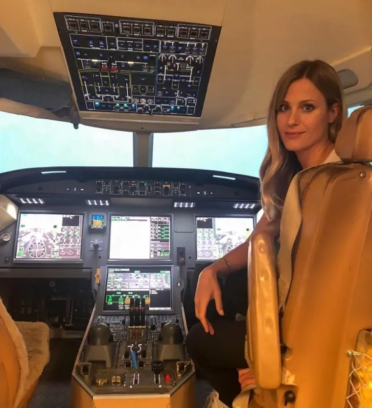 SVI SE AVIONI DIŽU KAD ONA SPUSTI ODJEĆU: Sa seksi pilotkinjom Sarom nema straha od iznenadnog padanja