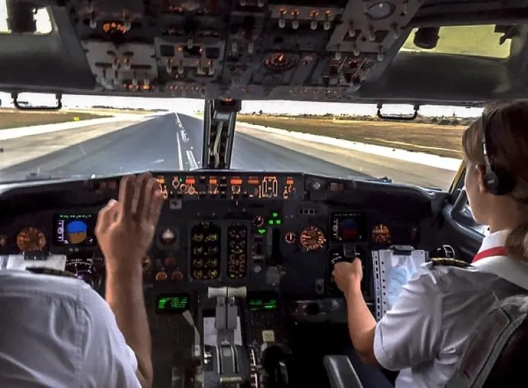 SVI SE AVIONI DIŽU KAD ONA SPUSTI ODJEĆU: Sa seksi pilotkinjom Sarom nema straha od iznenadnog padanja