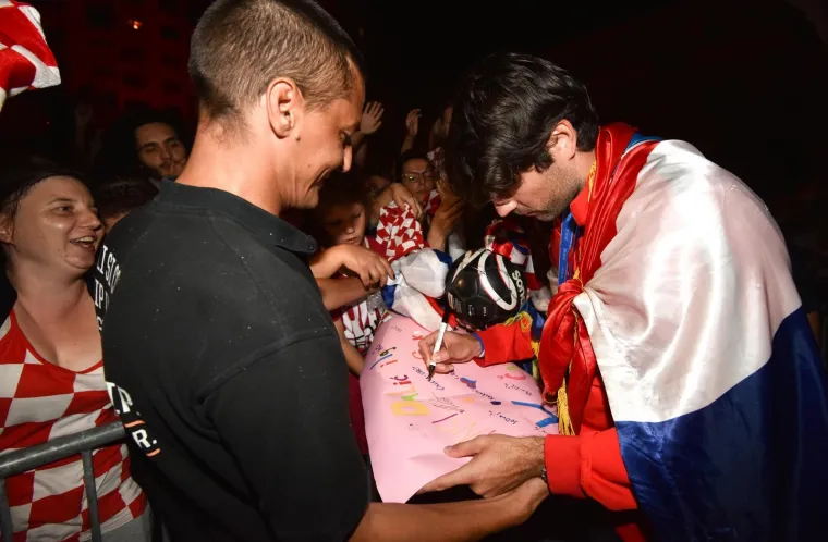 FE&Scaron;TA SE NASTAVILA DUGO U NOĆ: Pogledajte svečani doček za Vedrana Ćorluku u Slobo&scaron;tini