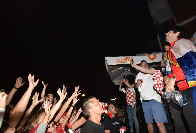 FE&Scaron;TA SE NASTAVILA DUGO U NOĆ: Pogledajte svečani doček za Vedrana Ćorluku u Slobo&scaron;tini