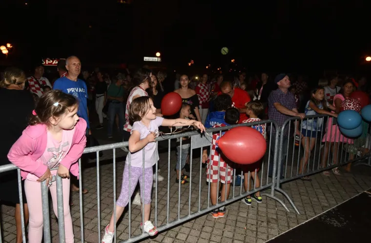 FE&Scaron;TA SE NASTAVILA DUGO U NOĆ: Pogledajte svečani doček za Vedrana Ćorluku u Slobo&scaron;tini