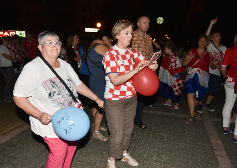 FE&Scaron;TA SE NASTAVILA DUGO U NOĆ: Pogledajte svečani doček za Vedrana Ćorluku u Slobo&scaron;tini