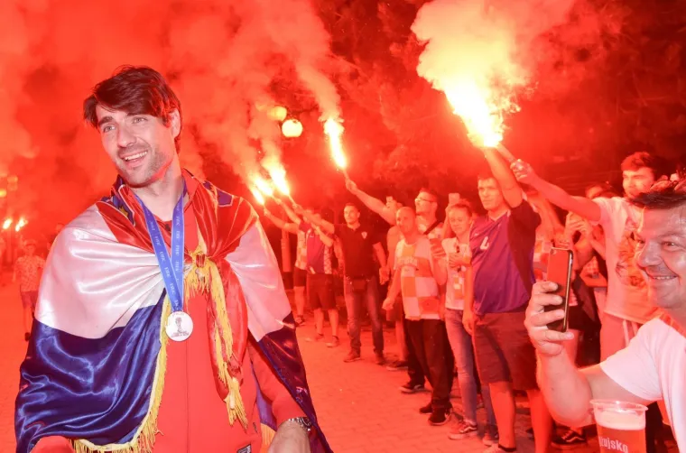 Građani Slobo&scaron;tine svečano su dočekali svog susjeda nogometa&scaron;a Vedrana Ćorluku i proslavili s njim srebrnu medalju na Svjetskom nogometnom prvenstvu.