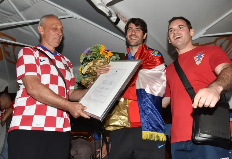 FE&Scaron;TA SE NASTAVILA DUGO U NOĆ: Pogledajte svečani doček za Vedrana Ćorluku u Slobo&scaron;tini