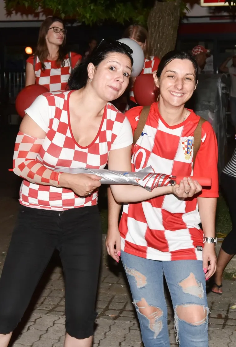 FE&Scaron;TA SE NASTAVILA DUGO U NOĆ: Pogledajte svečani doček za Vedrana Ćorluku u Slobo&scaron;tini