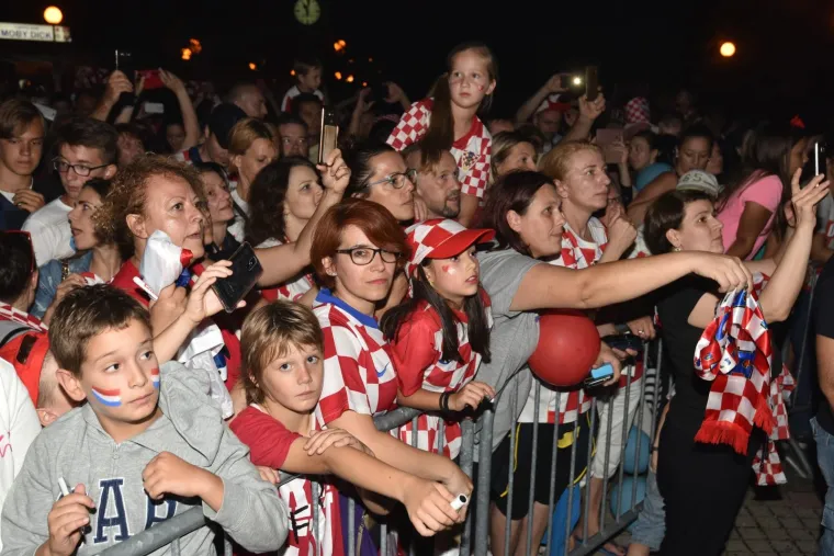 FE&Scaron;TA SE NASTAVILA DUGO U NOĆ: Pogledajte svečani doček za Vedrana Ćorluku u Slobo&scaron;tini