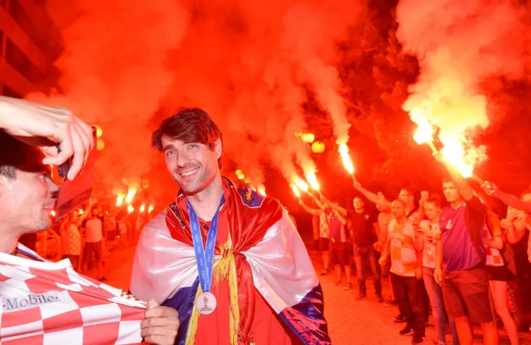 FE&Scaron;TA SE NASTAVILA DUGO U NOĆ: Pogledajte svečani doček za Vedrana Ćorluku u Slobo&scaron;tini