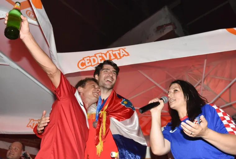 FE&Scaron;TA SE NASTAVILA DUGO U NOĆ: Pogledajte svečani doček za Vedrana Ćorluku u Slobo&scaron;tini