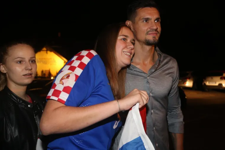 FOTOGALERIJA: Nakon dočeka na trgu Vatreni slavlje nastavili u dru&scaron;tvu ljep&scaron;ih polovica u restoranu Okrugljak