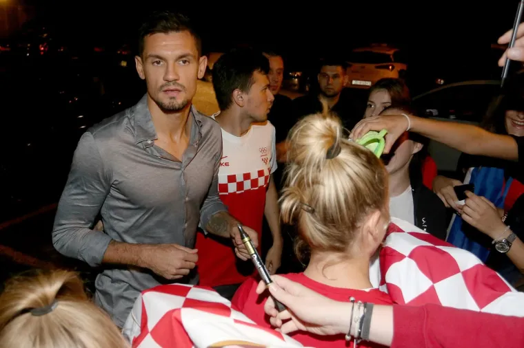 FOTOGALERIJA: Nakon dočeka na trgu Vatreni slavlje nastavili u dru&scaron;tvu ljep&scaron;ih polovica u restoranu Okrugljak
