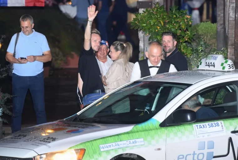 FOTOGALERIJA: Nakon dočeka na trgu Vatreni slavlje nastavili u dru&scaron;tvu ljep&scaron;ih polovica u restoranu Okrugljak